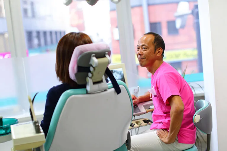 友人と話すように、リラックスして診療が受けられます